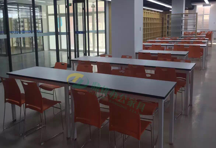 学校图书馆阅览室桌椅案例